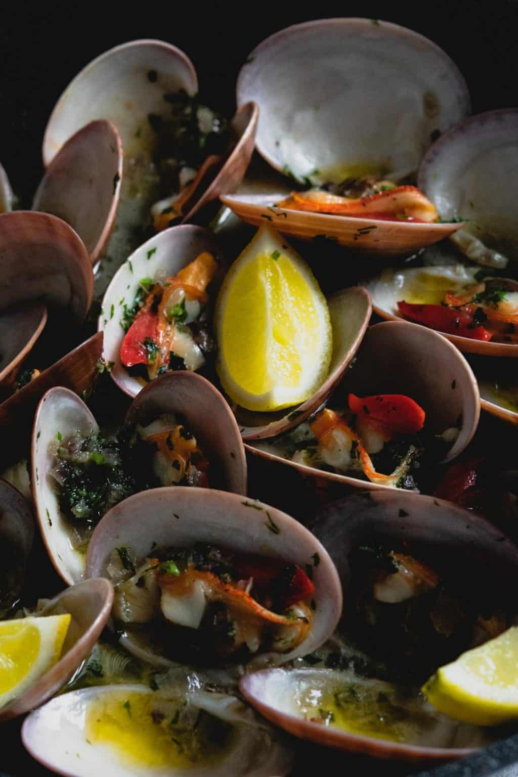 Simple Steamed Clams In White Wine & Garlic - Real Greek Recipes