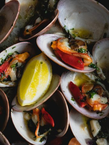 Steamed-Clams-In-White-Wine-And-Garlic-Recipe