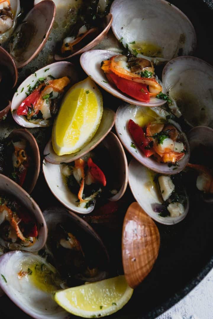 Simple Steamed Clams In White Wine & Garlic - Real Greek Recipes
