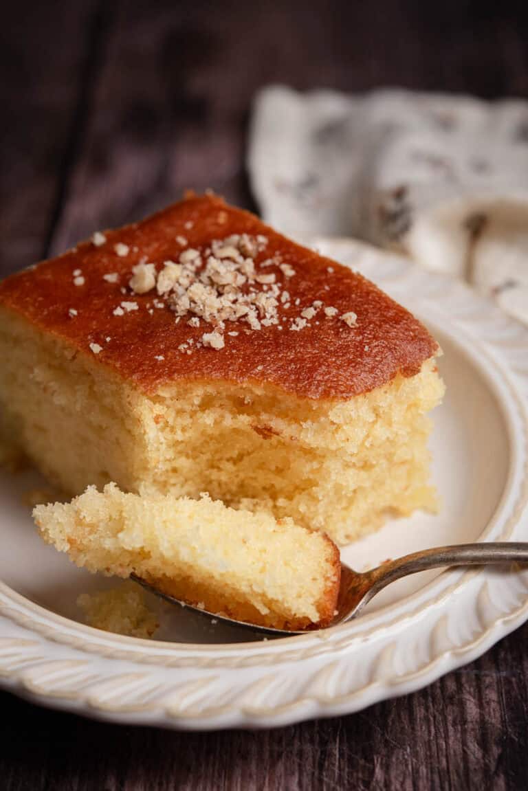 Merccen Ravani Greek Ravani Cake (syrup semolina cake) - Real Greek Recipes
